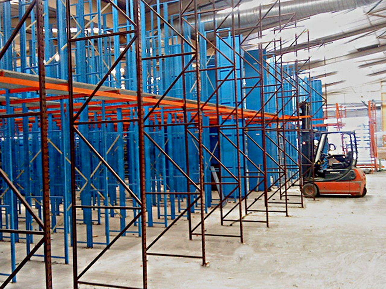 Entrepôt équipé de racks à palettes et d'une mezzanine